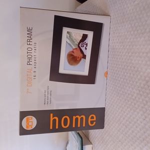(NIB) Digital Photo Frame 7"...Priced right
